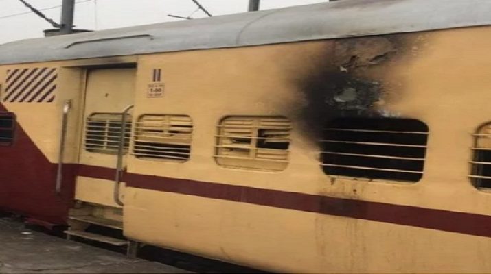 उत्तराखंड: प्लेटफॉर्म पर खड़ी पैसेंजर ट्रेन की बोगी में लगी आग, चारों तरफ अफरा तफरी 1 Hello Uttarakhand News »