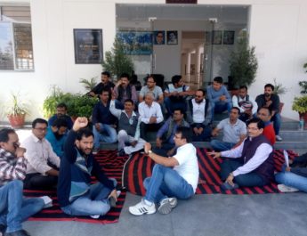 पत्रकारों के उत्पीड़न के खिलाफ सूचना विभाग पर धरना, मांग न मानने पर राज्य स्थापना दिवस पर मांगेंगे भीख 3 Hello Uttarakhand News »