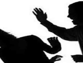 पति ने पहले पत्नी को बेरहमी से पीटा फिर चाकू लेकर दौड़ाया, गिरफ्तार 2 Hello Uttarakhand News »