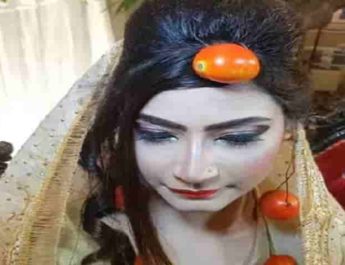 पाकिस्तान में महंगाई से परेशान महिला ने खुद को टमाटर से सजाया, सोशल मीडिया में हुआ वायरल 6 Hello Uttarakhand News »