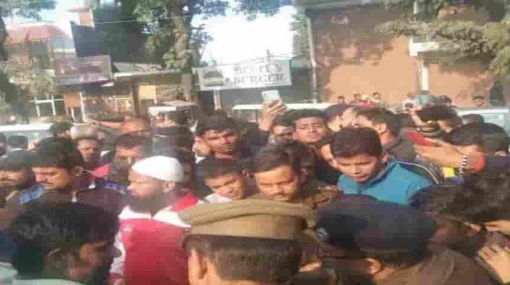 अनियंत्रित डंपर ने ड्यूटी जा रहे युवक को कुचला,मौके पर मौत 1 अनियंत्रित डंपर ने ड्यूटी जा रहे युवक को कुचला,मौके पर मौत 1 Hello Uttarakhand News »