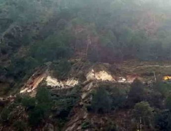 चट्टान टूटने से दिनभर बाधित रहा बदरीनाथ हाईवे, दूल्हा-दुल्हन समेत बारात को करना पड़ा इंतज़ार, नहीं खुला जाम 3 Hello Uttarakhand News »