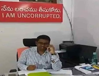 घूस देने वालों से परेशान हुआ अफसर, दफ्तर में टांगा 'मैं ईमानदार हूं' लिखा बोर्ड 4 Hello Uttarakhand News »