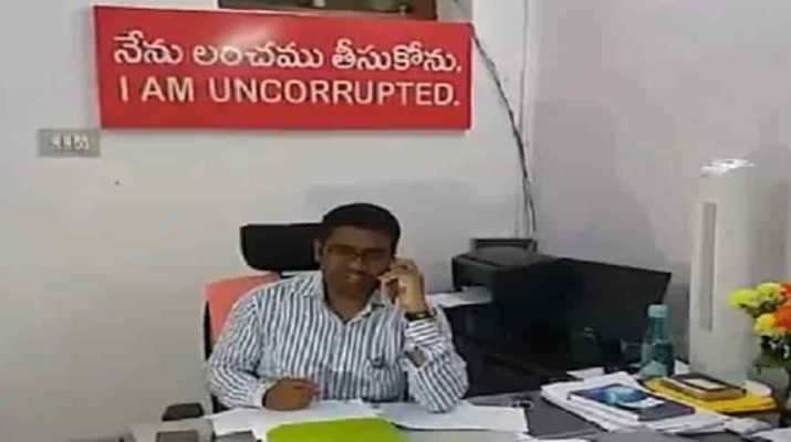 घूस देने वालों से परेशान हुआ अफसर, दफ्तर में टांगा 'मैं ईमानदार हूं' लिखा बोर्ड 1 घूस देने वालों से परेशान हुआ अफसर, दफ्तर में टांगा 'मैं ईमानदार हूं' लिखा बोर्ड 1 Hello Uttarakhand News »