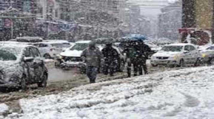 बर्फ़बारी से जम्मू-श्रीनगर हाईवे बंद, हजारों वाहन फंसे, वैष्णो देवी बैटरी कार मार्ग बंद 8 Hello Uttarakhand News »