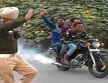 बाइक पर जा रहे युवकों ने पुलिसकर्मी को दी चुनौती, कहा पकड़ सको तो पकड़ लो, फिर हुआ ये हाल 2 Hello Uttarakhand News »