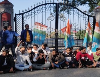 फीस वृद्धि पर एनएसयूआई ने आयुर्वेदिक कॉलेज में तालाबंदी कर जताया रोष 4 Hello Uttarakhand News »