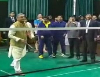 मुख्यमंत्री त्रिवेंद्र रावत और अपर सचिव के बीच खेला गया मैच 3 Hello Uttarakhand News »