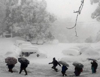 जम्मू कश्मीर के ऊपरी इलाको में बर्फबारी, कई इलाको में तापमान रहा शुन्य से नीचे 2 Hello Uttarakhand News »