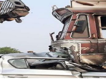 भीषण सड़क हादसा, दो वाहनों की टक्कर में 7 लोगों की मौत, कई घायल 4 Hello Uttarakhand News »