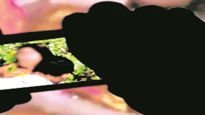 जबरन शराब पिलाकर बनाई अश्लील वीडियो, एक साल तक 35 लोगों ने किया बलात्कार 1 Hello Uttarakhand News »