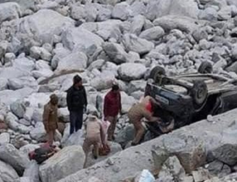 बदरीनाथ धाम के दर्शन कर लौट रहे यात्रियों की कार खाई में गिरी, 5 लोग घायल 2 Hello Uttarakhand News »