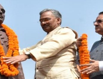 मुख्यमंत्री ने वीर केसरी चन्द की मूर्ती पर किया माल्यार्पण कहा-स्वतंत्रता संग्राम में अपने प्राणों की दी आहुति 2 Hello Uttarakhand News »