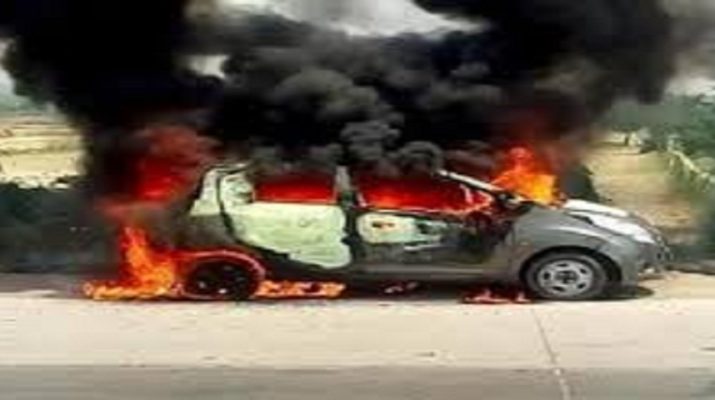 ट्रोला से टकराई कार में लगी आग, एक ही परिवार के पांच लोगों की मौत 1 ट्रोला से टकराई कार में लगी आग, एक ही परिवार के पांच लोगों की मौत 1 Hello Uttarakhand News »