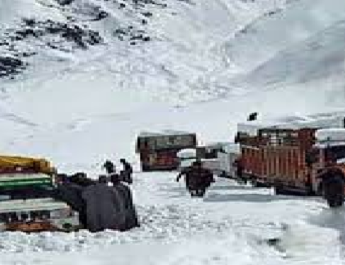 श्रीनगर हवाई सेवा बहाल, जम्मू-श्रीनगर, मार्ग अभी भी बंद, ठंड का प्रकोप जारी 3 Hello Uttarakhand News »