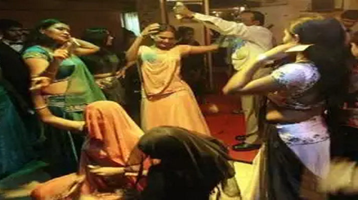 डांस बार में छापा मारकर पुलिस ने पांच महिलाओं को कराया मुक्त, 7 लोग गिरफ्तार 1 Hello Uttarakhand News »