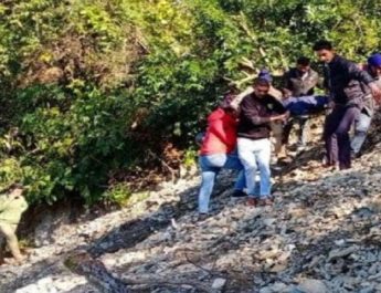 उत्तरकाशी में वाहन दुर्घटनाग्रस्त; एक की दर्दनाक मौत, तीन घायल 2 Hello Uttarakhand News »