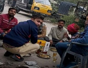 उत्तराखंड: एआरटीओ कार्यालय परिसर में शराब पीने का वीडियो वायरल, विभाग में हड़कंप.. 4 Hello Uttarakhand News »