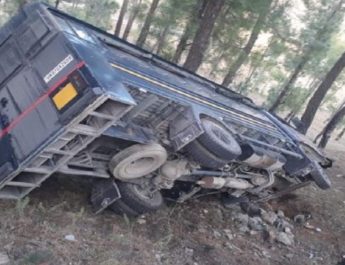 खाई में गिरा उत्तराखंड पुलिस का वाहन 2 Hello Uttarakhand News »