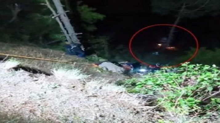 उत्तराखंड: रात के अँधेरे में खाई में गिरा वाहन, देर से चला पता; 2 की दर्दनाक मौत, 1 घायल 1 उत्तराखंड: रात के अँधेरे में खाई में गिरा वाहन, देर से चला पता; 2 की दर्दनाक मौत, 1 घायल 1 Hello Uttarakhand News »