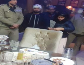 देहरादून: बार, कैफे, रेस्टोरेंट पर पुलिस की छापेमारी, नियम उल्लंघन पर इन क्षेत्रों में हुई कार्यवाही 2 Hello Uttarakhand News »