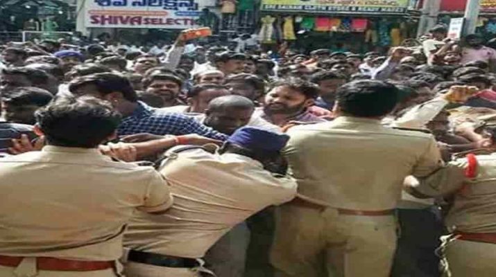 महिला डॉक्टर के साथ हुई दरिंदगी पर भड़का लोगों का गुस्सा 1 महिला डॉक्टर के साथ हुई दरिंदगी पर भड़का लोगों का गुस्सा 1 Hello Uttarakhand News »