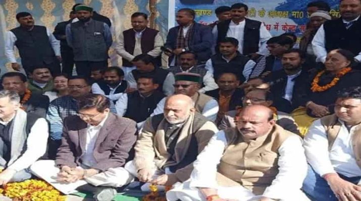 टीएचडीसी के विनिवेश पर भड़के कांग्रेसी किया धरना प्रदर्शन 1 टीएचडीसी के विनिवेश पर भड़के कांग्रेसी किया धरना प्रदर्शन 1 Hello Uttarakhand News »