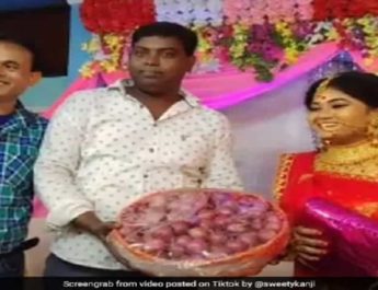 शादी में लड़के ने दुल्हन को गिफ्ट में दिया 5 किलो प्याज 4 Hello Uttarakhand News »