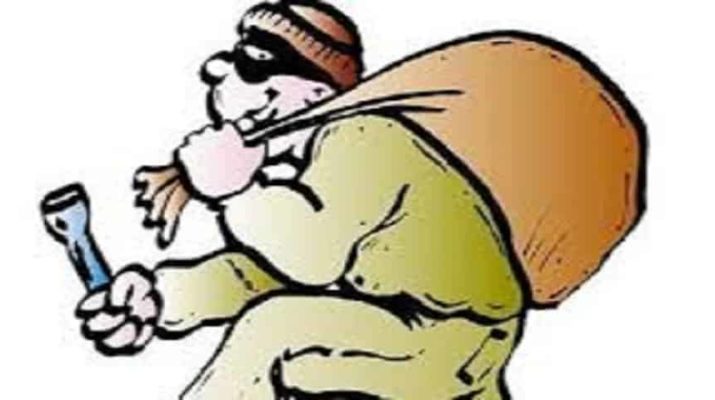 उत्तराखंड: बेखैफ चोर, भगवान के घर में भी किया हाथ साफ़ 1 उत्तराखंड: बेखैफ चोर, भगवान के घर में भी किया हाथ साफ़ 1 Hello Uttarakhand News »