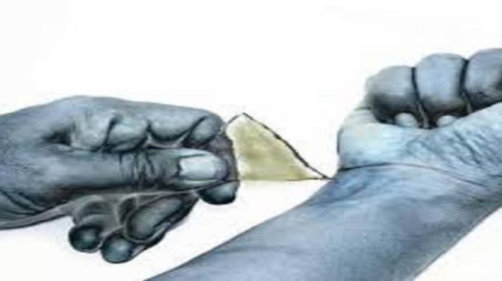 देहरादून: स्कूल में छात्र के हाथ से छीनी पिस्टल तो हाथ और गर्दन में मारी ब्लेड 1 देहरादून: स्कूल में छात्र के हाथ से छीनी पिस्टल तो हाथ और गर्दन में मारी ब्लेड 1 Hello Uttarakhand News »