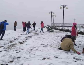 बर्फ से लबालब हुई औली की वादियां, नए साल के जश्न के लिए पर्यटकों की बुकिंग फुल 3 Hello Uttarakhand News »