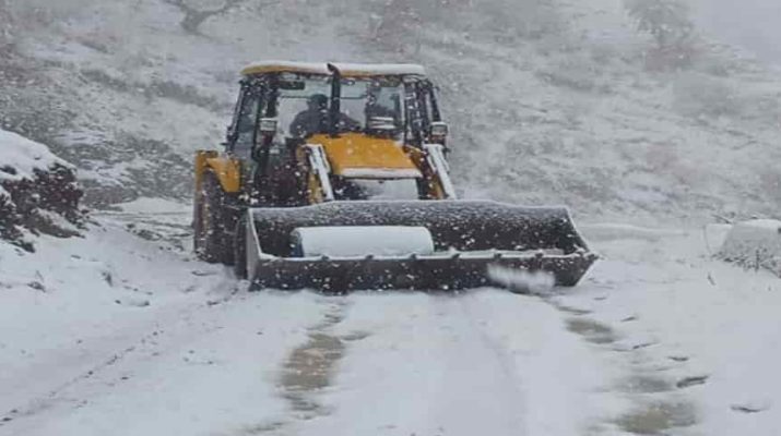 उत्तराखंड: भारी बर्फ़बारी से 300 से ज्यादा गांवों से कटा सम्पर्क, बिजली आपूर्ति भी ठप 1 Hello Uttarakhand News »