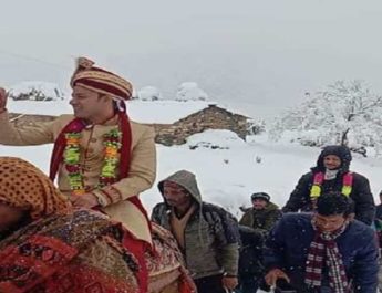 उत्तराखंड: बर्फ़बारी में फंसी दो बरातें, जंगल में बितानी पड़ी रात 3 Hello Uttarakhand News »