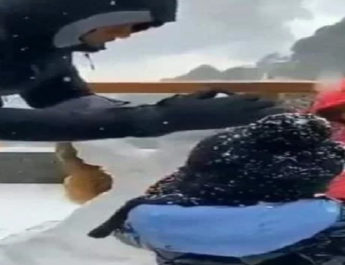 मसूरी: परिवार के साथ बर्फवारी का लुफ्त उठाते धोनी... 3 Hello Uttarakhand News &raquo;