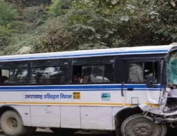 लोकल बस और रोडवेज बस की आपस में हुई टक्कर, नौ यात्री घायल 2 Hello Uttarakhand News »