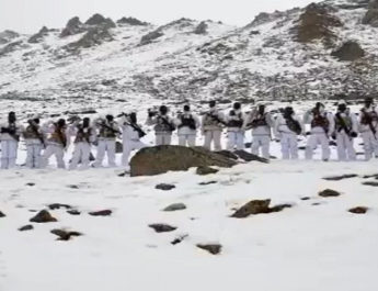 माइनस 20 डिग्री तापमान पर जवानों ने लहराया तिरंगा 2 Hello Uttarakhand News »