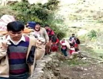 उत्तराखंड: गाँव में सड़क न होने की वजह से गर्भवती ने खेत में दिया बच्चे को जन्म 3 Hello Uttarakhand News »