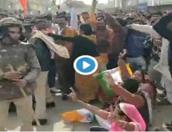 CAA समर्थन रैली में महिला डिप्टी कलेक्टर से प्रदर्शनकारियों ने की अभ्रदता 2 Hello Uttarakhand News »