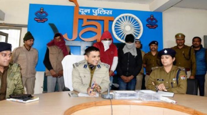 उत्तराखंड: कर्ज में डूबे दोस्तों ने पंडित से मिलाकर बनाई लूट की बड़ी योजना, लूट से पहले ही धरे गए 2 Hello Uttarakhand News » Page 12 of 100