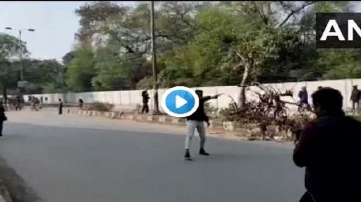 CAA के खिलाफ प्रदर्शन के दौरान जामिया इलाके में फायरिंग, बंदूक लहराते बोला युवक- वंंदे मातरम! 1 Hello Uttarakhand News »