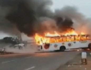 उत्तराखंड के तीर्थ यात्रियों से भरी बस में लगी भीषण आग, 12 झुलसे; सामान जलकर खाक 2 Hello Uttarakhand News »