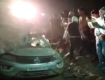 उत्तराखंड: पर्यटकों की कार पर गिरा बोल्डर, बुरी तरह क्षतिग्रस्त 2 Hello Uttarakhand News »