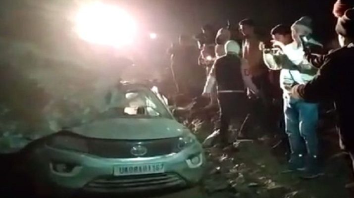 उत्तराखंड: पर्यटकों की कार पर गिरा बोल्डर, बुरी तरह क्षतिग्रस्त 1 उत्तराखंड: पर्यटकों की कार पर गिरा बोल्डर, बुरी तरह क्षतिग्रस्त 1 Hello Uttarakhand News »