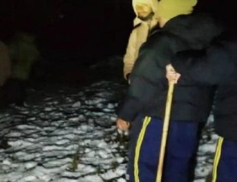 उत्तराखंड: बर्फ में रास्ता भटके 7 छात्र, देर रात एसडीआरएफ ने किया रेस्क्यू, एक की मौत 3 Hello Uttarakhand News »