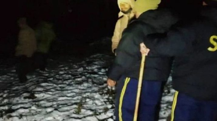 उत्तराखंड: बर्फ में रास्ता भटके 7 छात्र, देर रात एसडीआरएफ ने किया रेस्क्यू, एक की मौत 1 Hello Uttarakhand News »
