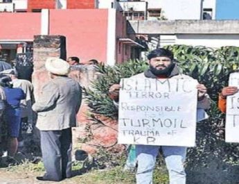 बदल रहा है कश्मीर, पहली बार दिखे “आतंकवाद से आजादी” के पोस्टर 3 Hello Uttarakhand News »