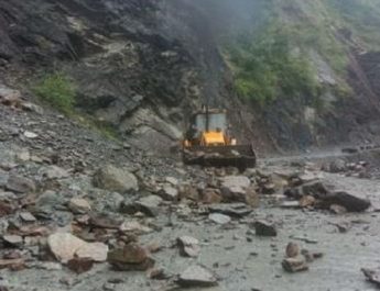 उत्तराखंड: लगातार बारिश से सड़कों पर भूस्खलन, चपेट में आने से एक की मौत, एक घायल 3 Hello Uttarakhand News »