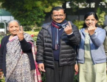 परिवार के साथ वोट देने पहुंचे केजरीवाल 2 Hello Uttarakhand News »
