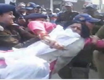 कांग्रेस कार्यकर्ताओं ने मदन कौशिक के खिलाफ किया प्रदर्शन, कहा शराब माफियाओं को... 2 Hello Uttarakhand News »