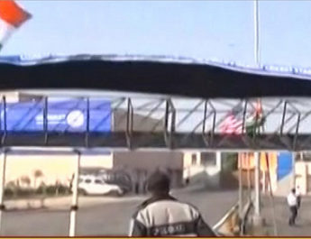 अहमदाबाद: मोटेरा स्टेडियम के पास हवा के झोंके से गिरा गेट, इसी गेट से होनी है मोदी-ट्रंप की एंट्री 2 Hello Uttarakhand News »